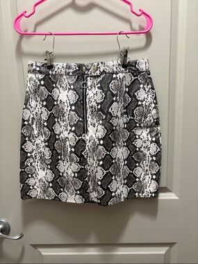 Black and White Snake-Print Mini Skirt with Front Zip